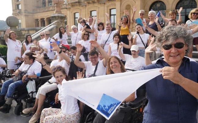 Foto de familia de los miembros de Aspace y la Sociedad fotográfica de Gipuzkoa durante el ensayo del cañonazo de hoy Foto de familia de los miembros de Aspace y la Sociedad fotográfica de Gipuzkoa durante el ensayo del cañonazo de hoy