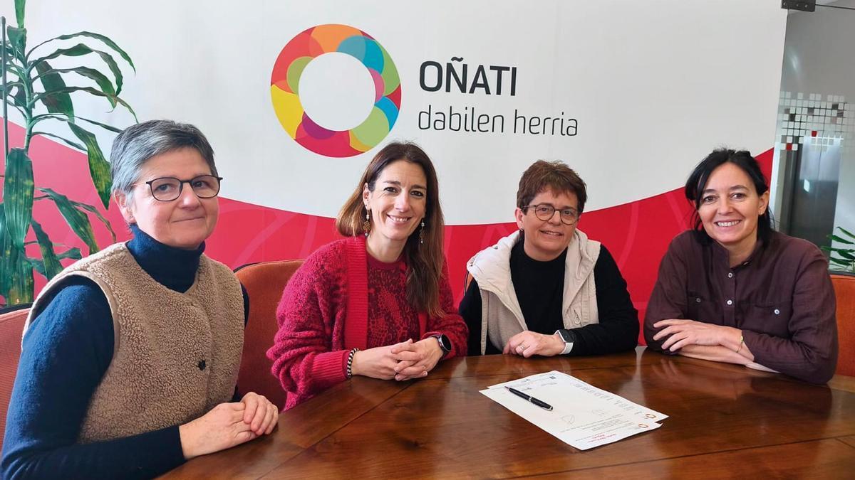 Firma del convenio entre el Ayuntamiento y las representantes de la asociación de donantes de sangre.