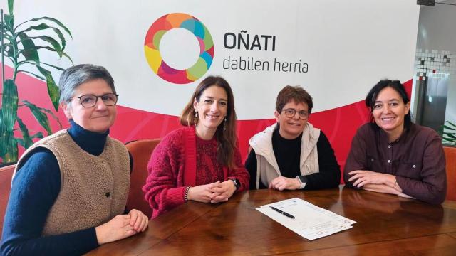 Firma del convenio entre el Ayuntamiento y las representantes de la asociación de donantes de sangre.