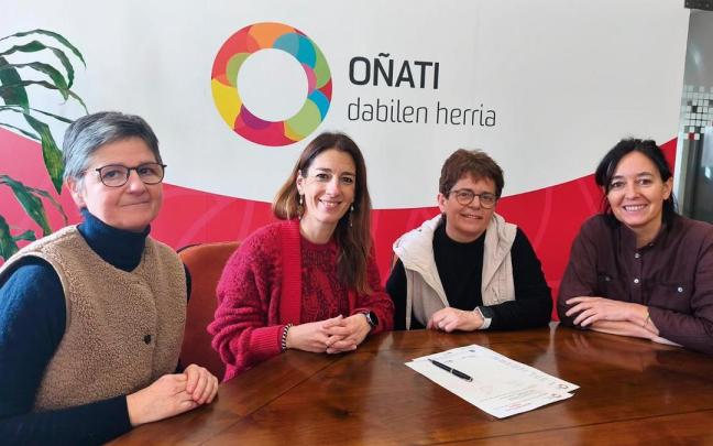 Firma del convenio entre el Ayuntamiento y las representantes de la asociación de donantes de sangre.