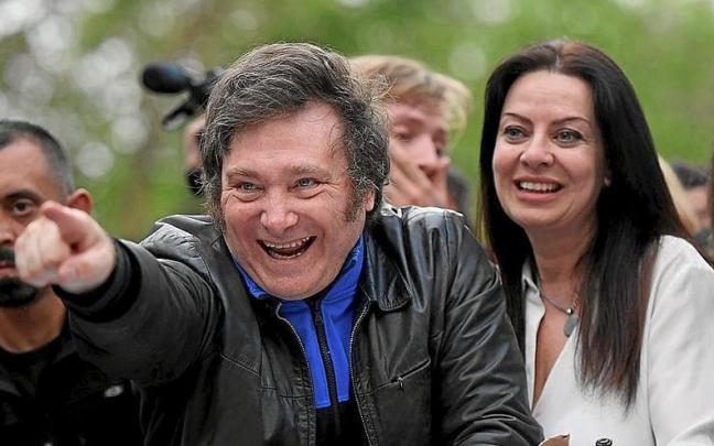 Javier Milei, el candidato ultraderechista, saluda en un acto electoral en Buenos Aires
. | FOTO: E.P.