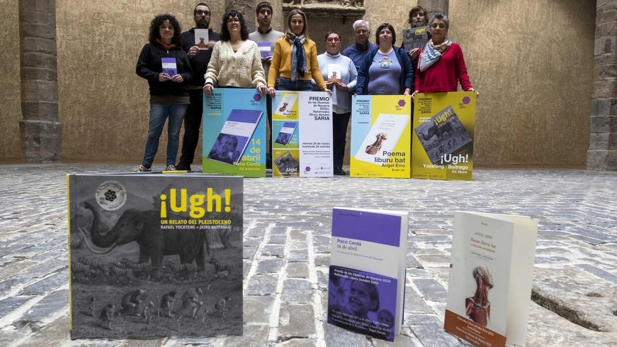 Libreros y libreras (de i a d) de Katakrak (Marta Arrizabalaga y Xabier Maeztu), Chundarata (Raquel Anocíbar), Nerea (Raúl de Pablo), Arista (Elena Eslava), Abarzuza (Marcela Abarzuza), Elkar (Pablo Abarzuza), Muga (Itziar Olabe), Walden (Daniel