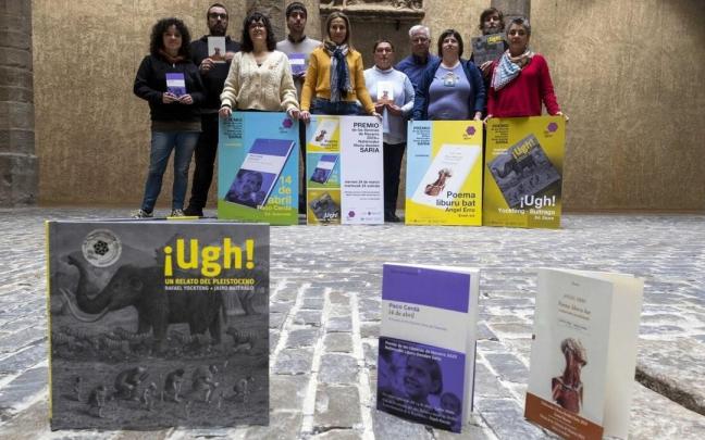 Libreros y libreras (de i a d) de Katakrak (Marta Arrizabalaga y Xabier Maeztu), Chundarata (Raquel Anocíbar), Nerea (Raúl de Pablo), Arista (Elena Eslava), Abarzuza (Marcela Abarzuza), Elkar (Pablo Abarzuza), Muga (Itziar Olabe), Walden (Daniel