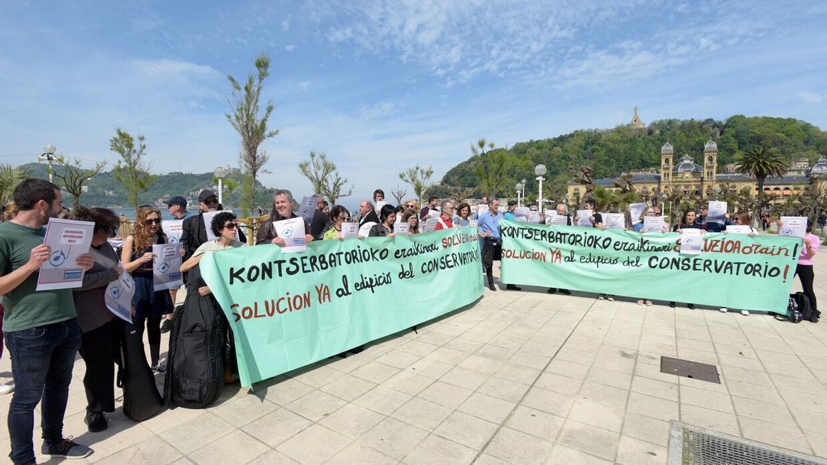 Concentración frente a la sede del Gobierno Vasco en la calle Andia.