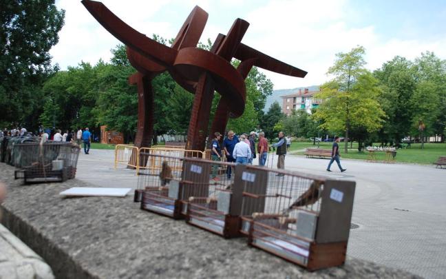Concurso de pájaros cantores en el parque de Amurrio una pasada edición / Araceli Oiarzabal Concurso de pájaros cantores en el parque de Amurrio una pasada edición