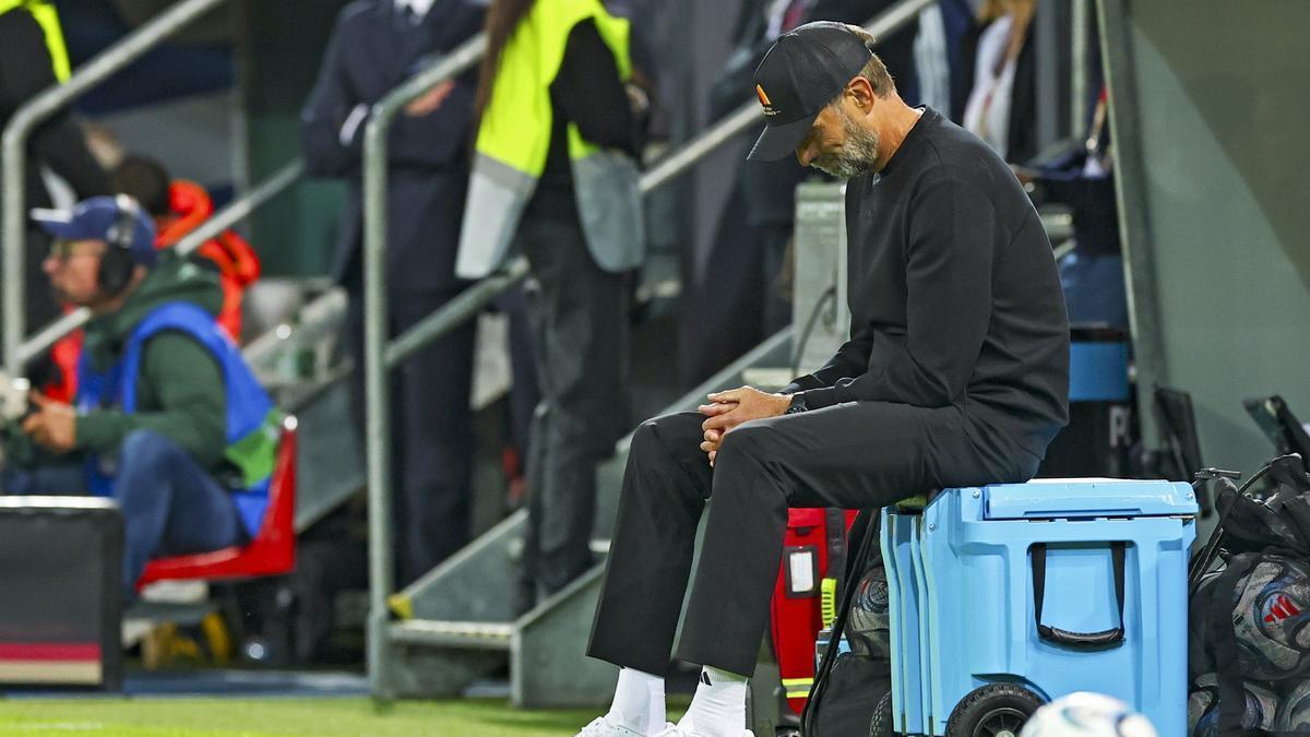 Klopp, cabizbajo en la zona técnica.