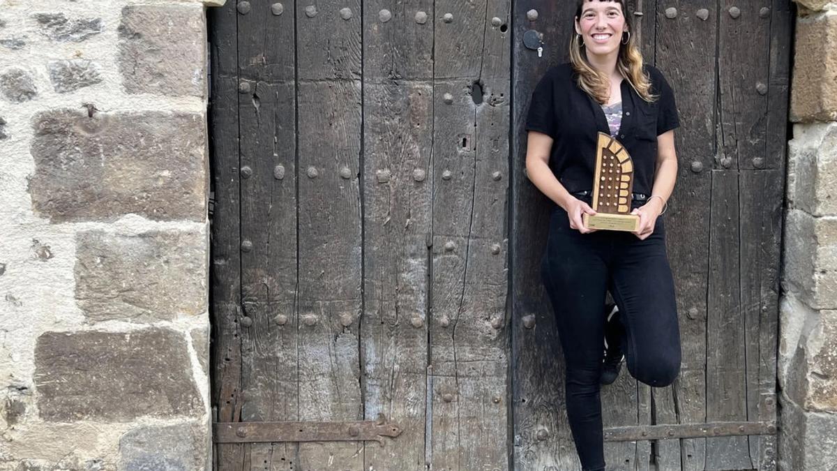 Saioa Alkaiza, con el premio, en Beasain.