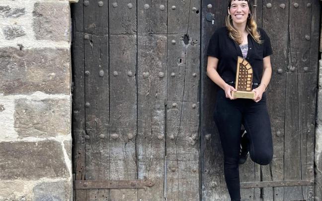 Saioa Alkaiza, con el premio, en Beasain.