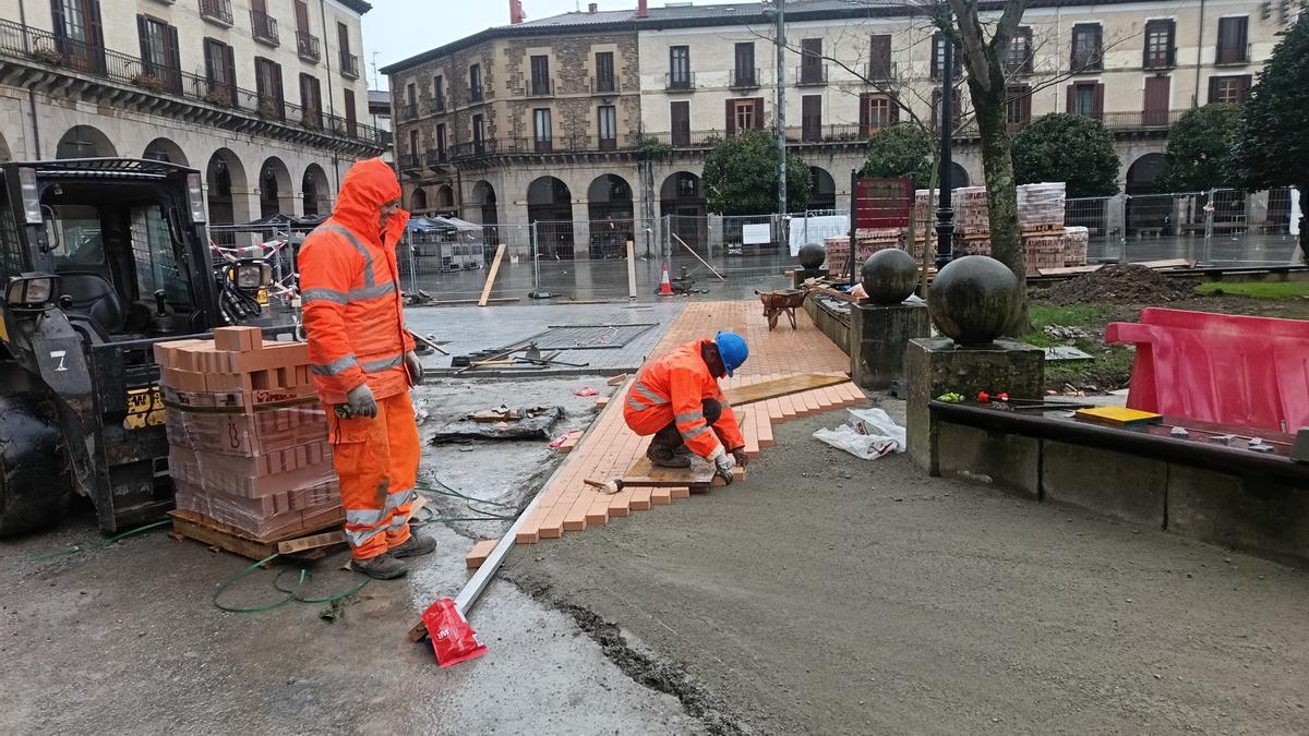 Las baldosas de cerámica en tono terracota ya se están colocando en el entorno más próximo al quiosco. Abarcarán esta zona hasta la fuente.