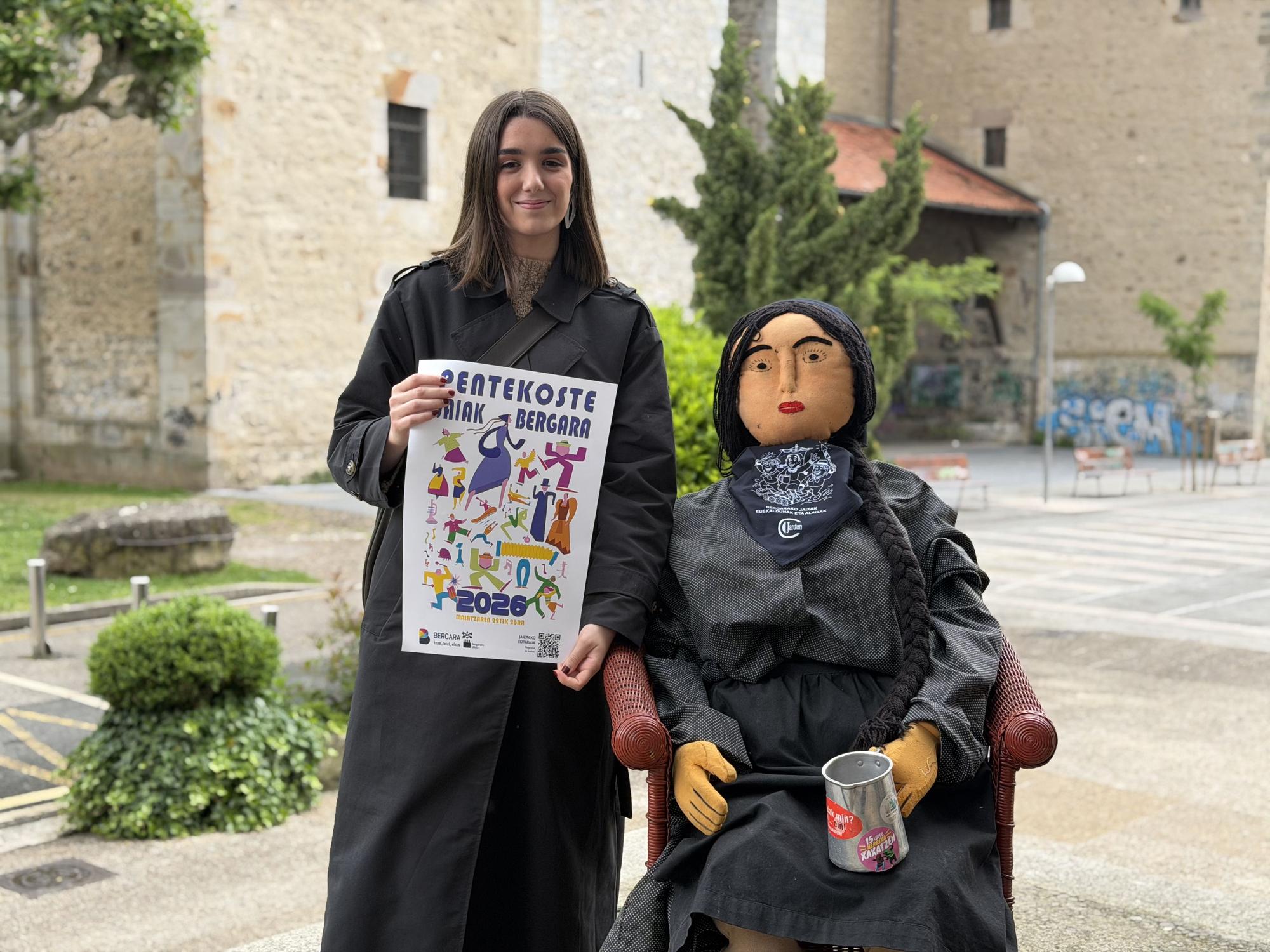 Maddi Martín Olaskoaga, ganadora de la imagen del cartel festivo, con Bitorianatxo.