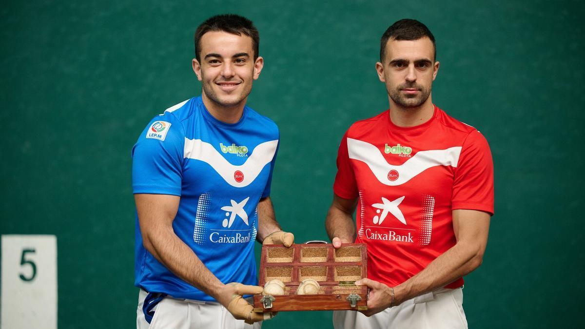 Asier Agirre e Iker Larrazabal se miden este sábado en la final del Manomanista Serie B en el Labrit de Iruñea.