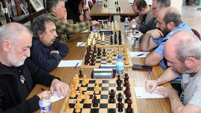 Ultima jornada de la liga guipuzcoana disputada en la sede de Bergara Xake Elkartea, en los bajos de la torre de Zabalotegi.