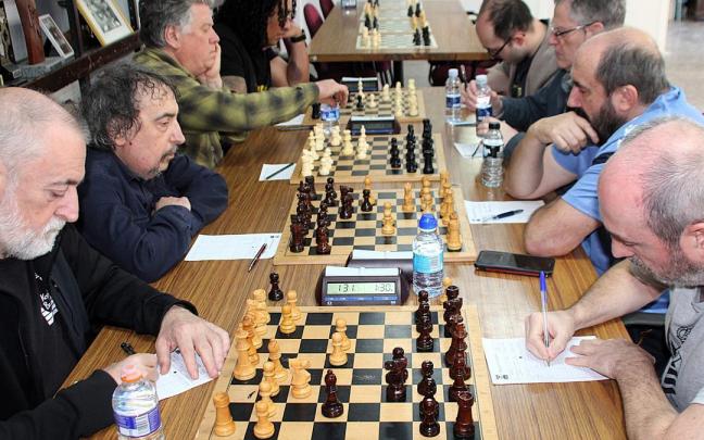 Ultima jornada de la liga guipuzcoana disputada en la sede de Bergara Xake Elkartea, en los bajos de la torre de Zabalotegi.