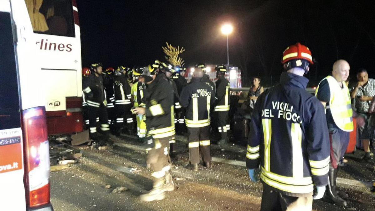 Los bomberos italianos trabajando en el accidente, al norte de Italia