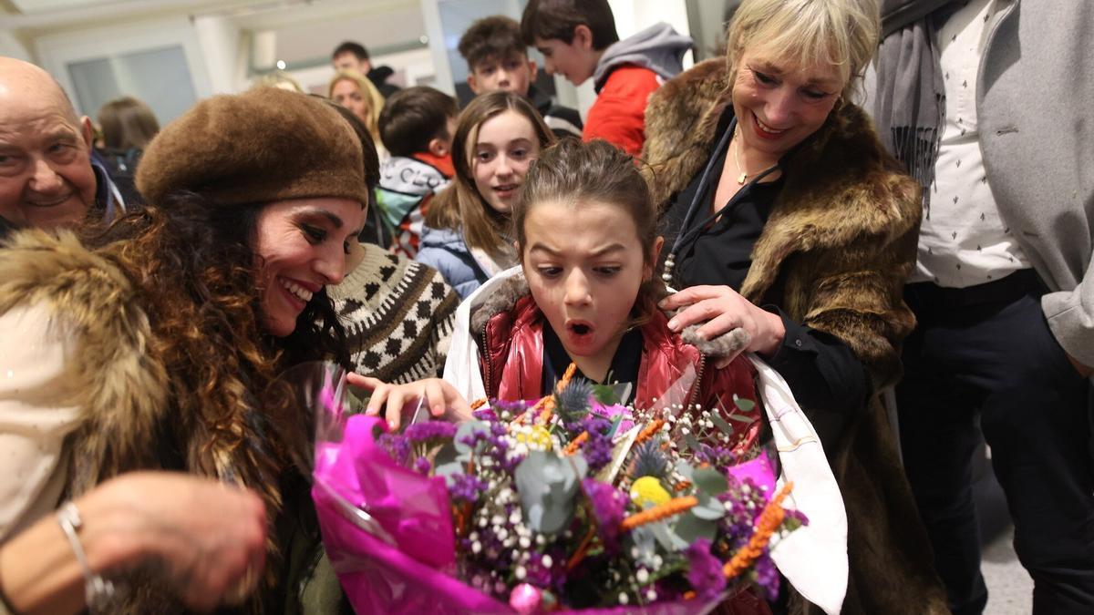 La actriz Sof&iacute;a Otero es recibida por familiares y amigos a su llegada al Aeropuerto de Bilbao.