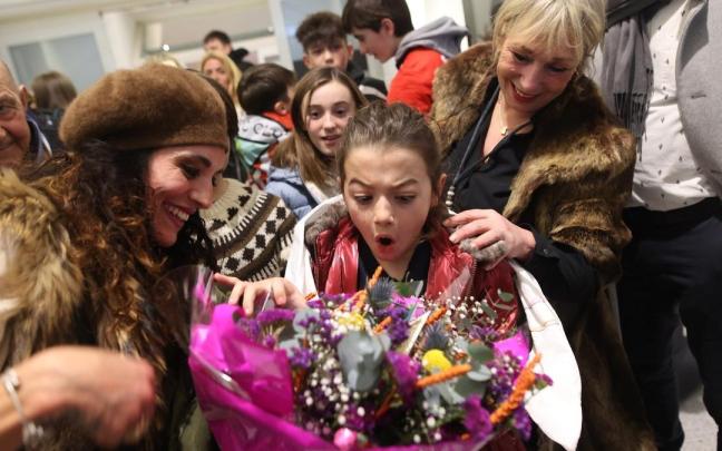 La actriz Sof&iacute;a Otero es recibida por familiares y amigos a su llegada al Aeropuerto de Bilbao.