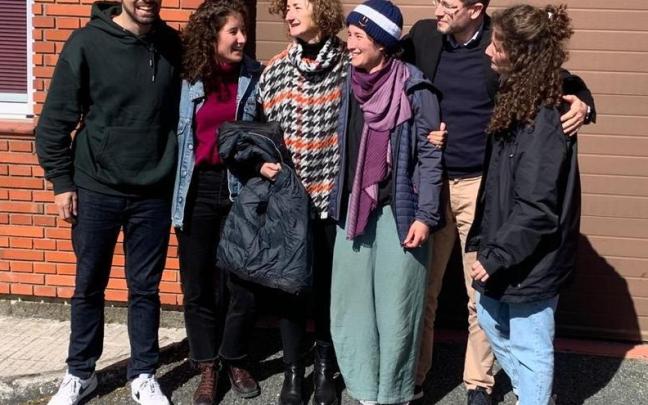 Ana Baneira junto a sus familiares a su llegada este lunes a Galicia.