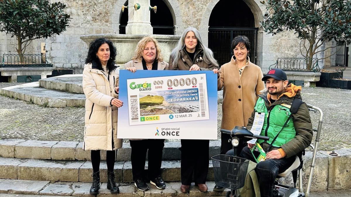 Presentación del cupón de la ONCE con la imagen del Geoparke en Deba