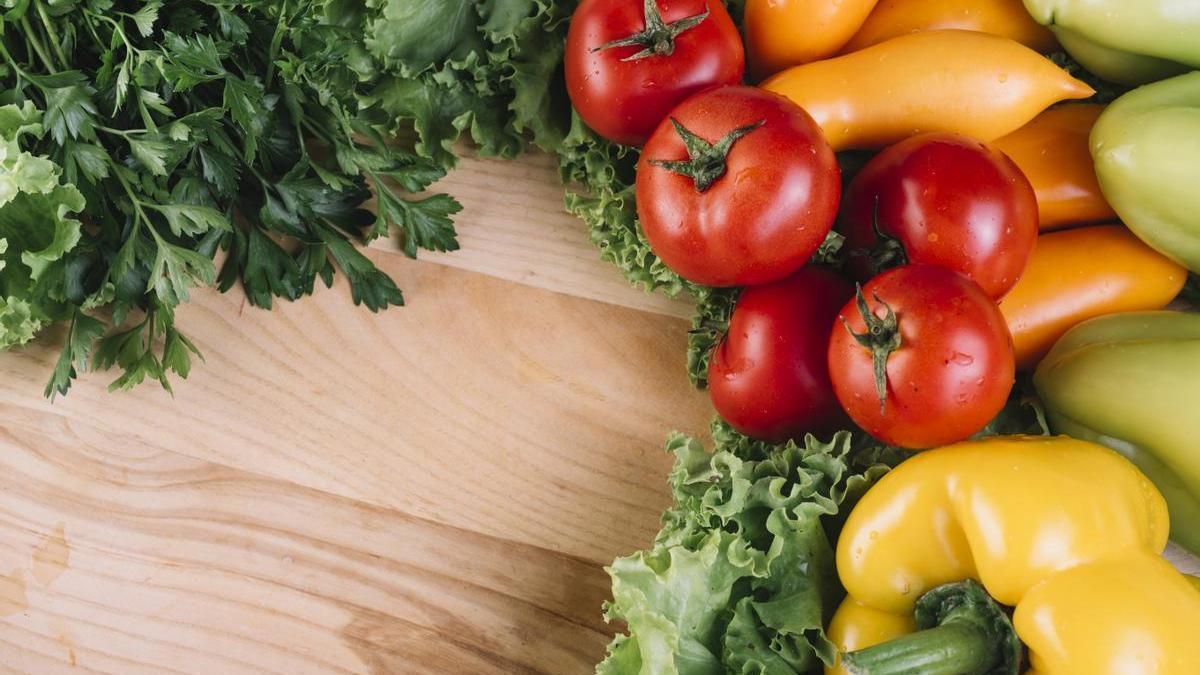 Verduras variadas sobre una mesa de madera