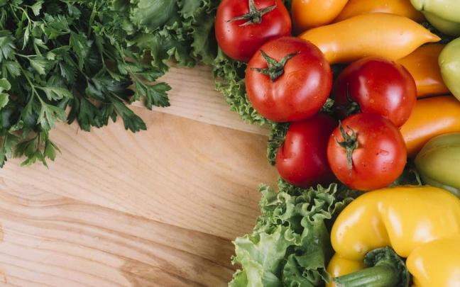 Verduras variadas sobre una mesa de madera