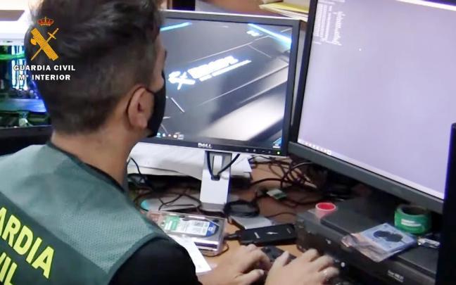 Un agente de la Guardia Civil investigando ciberdelitos en una foto de archivo.