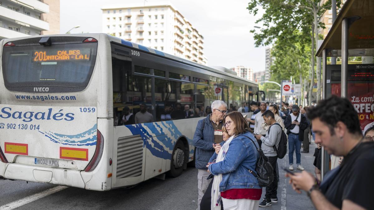 Viajeros esperan a los autobuses en Barcelona.