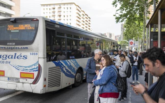 Viajeros esperan a los autobuses en Barcelona.