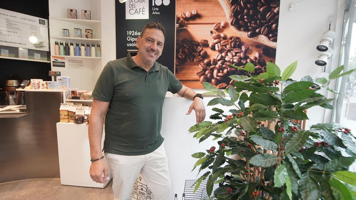 Etxenike en la tienda que La Casa del Café, con su rica y cuidada oferta, tiene en la calle San Marcial de Donostia.