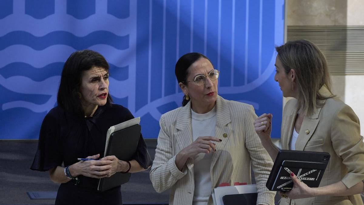 Nerea Melgosa, Begoña Pedrosa y María Ubarretxena se dirigen a la comparecencia posterior a la reunión del Consejo del Gobierno.