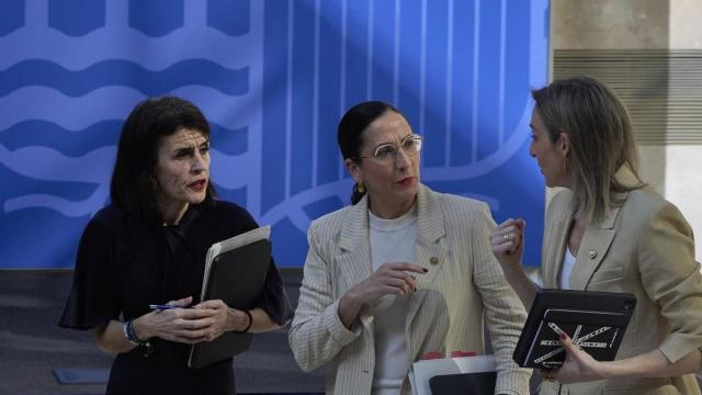 Nerea Melgosa, Begoña Pedrosa y María Ubarretxena se dirigen a la comparecencia posterior a la reunión del Consejo del Gobierno.