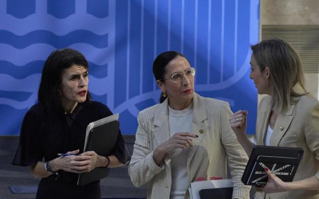Nerea Melgosa, Begoña Pedrosa y María Ubarretxena se dirigen a la comparecencia posterior a la reunión del Consejo del Gobierno.