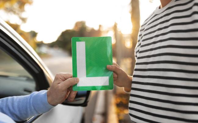 Persona recibe la señal de conductor novel