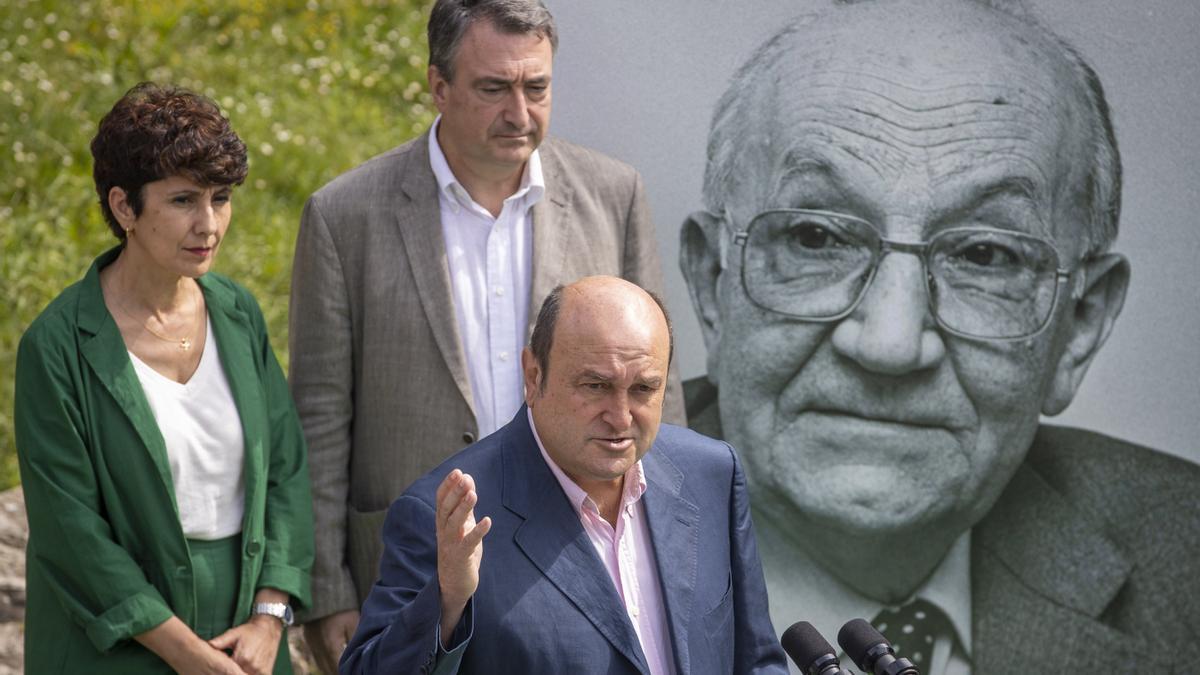 Andoni Ortuzar, Aitor Esteban y Maribel Vaquero, en el homenaje a Jesús Insausti 'Uzturre'.