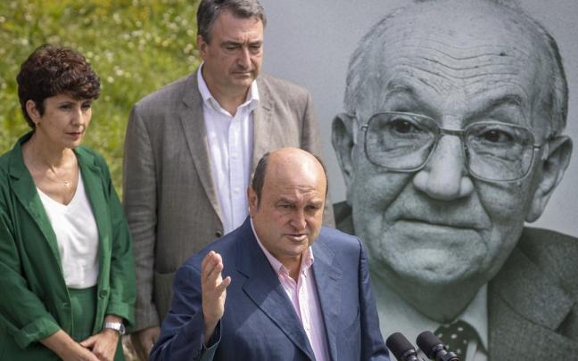 Andoni Ortuzar, Aitor Esteban y Maribel Vaquero, en el homenaje a Jesús Insausti 'Uzturre'.