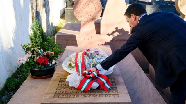 Pradales deposita unas flores en la tumba de Agirre en San Juan de Luz.