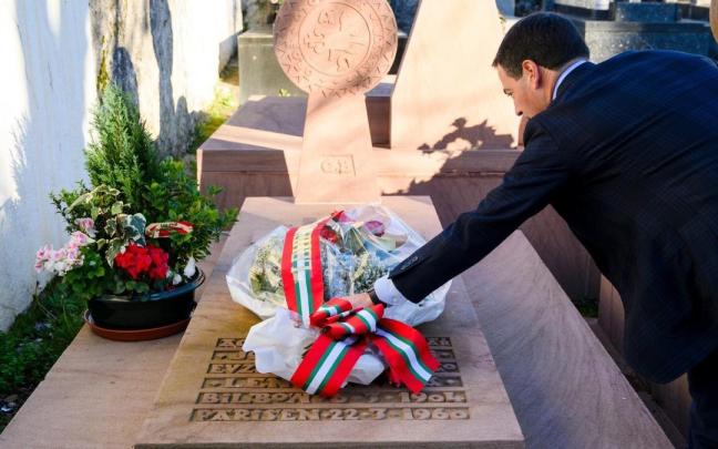 Pradales deposita unas flores en la tumba de Agirre en San Juan de Luz.