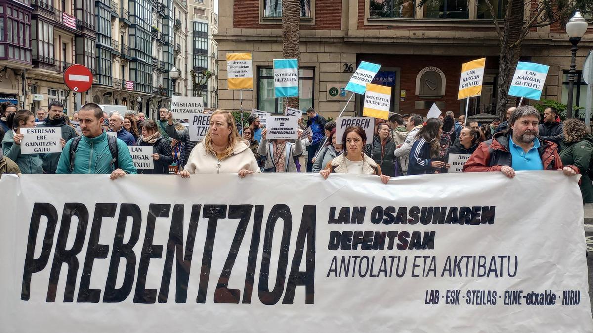 Concentración de sindicatos en Bilbao por el Día de la Seguridad y Salud en el Trabajo