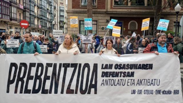 Concentración de sindicatos en Bilbao por el Día de la Seguridad y Salud en el Trabajo