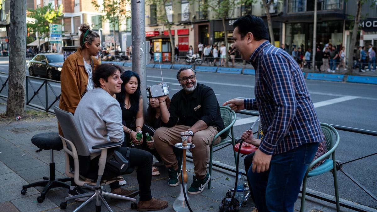 Un grupo de personas escucha la radio el día del apagó