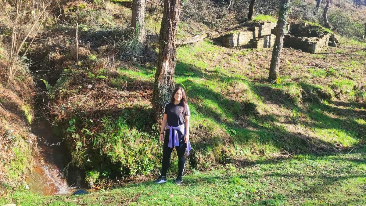Ainhoa al lado de una erreka con un nido de ametralladoras detras