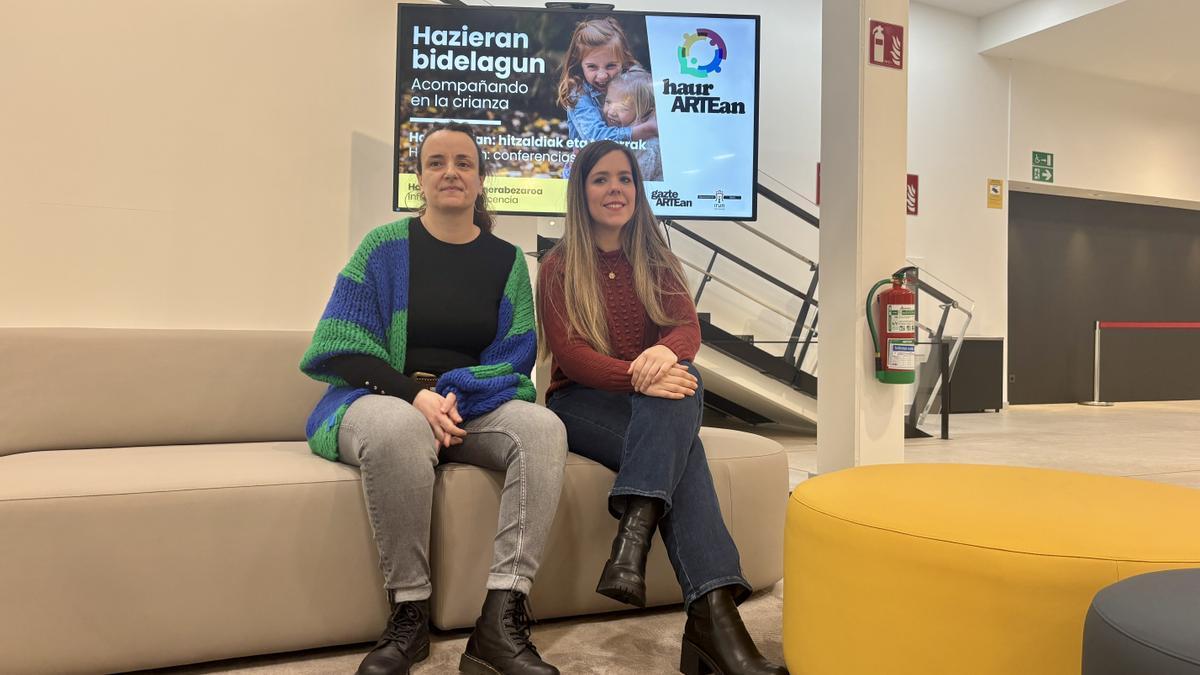 Irati Redondo y Sandra Caballero, técnica y delegada de Educación y Juventud, respectivamente, del Ayuntamiento de Irun.