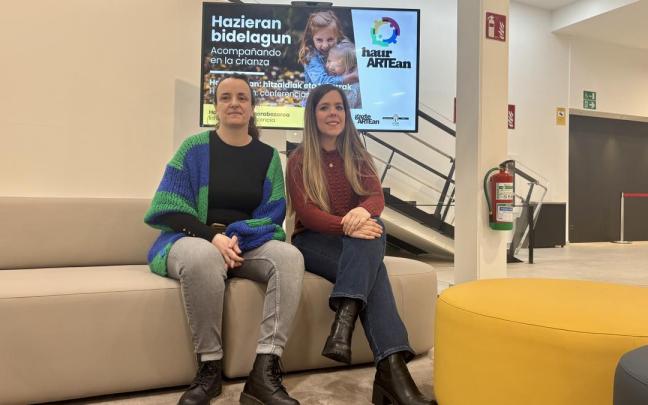 Irati Redondo y Sandra Caballero, técnica y delegada de Educación y Juventud, respectivamente, del Ayuntamiento de Irun.