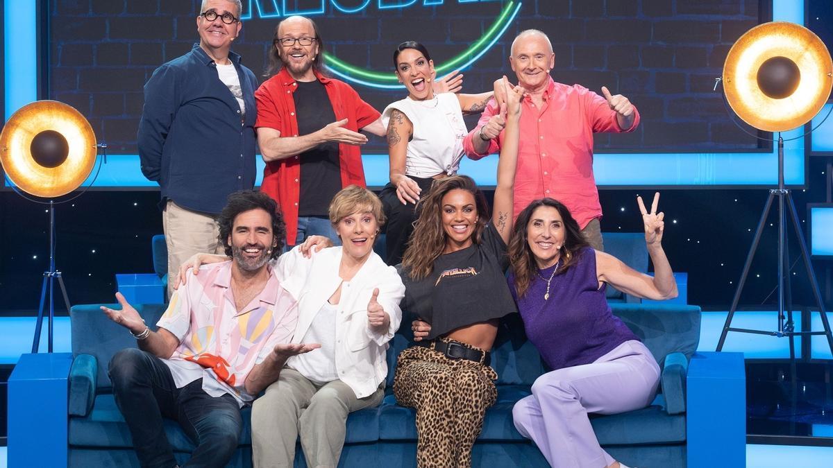 Parte del equipo de humoristas del nuevo ‘Me resbala’ con la presentadora, Lara Álvarez.