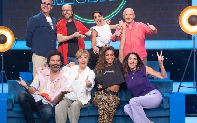 Parte del equipo de humoristas del nuevo ‘Me resbala’ con la presentadora, Lara Álvarez.