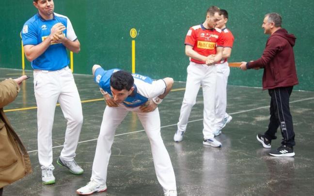 Unai Laso y Ander Imaz junto a Jokin Altuna y Xabier Tolosa, en el frontón Ogueta de Gasteiz. Unai Laso y Ander Imaz junto a Jokin Altuna y Xabier Tolosa, en el frontón Ogueta de Gasteiz.