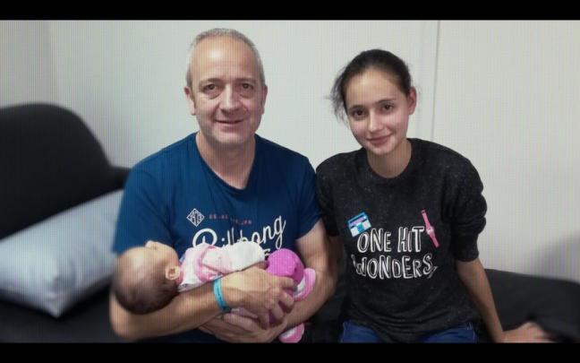 Patricia Aguilar junto a su padre y su hija en una imagen de la serie.