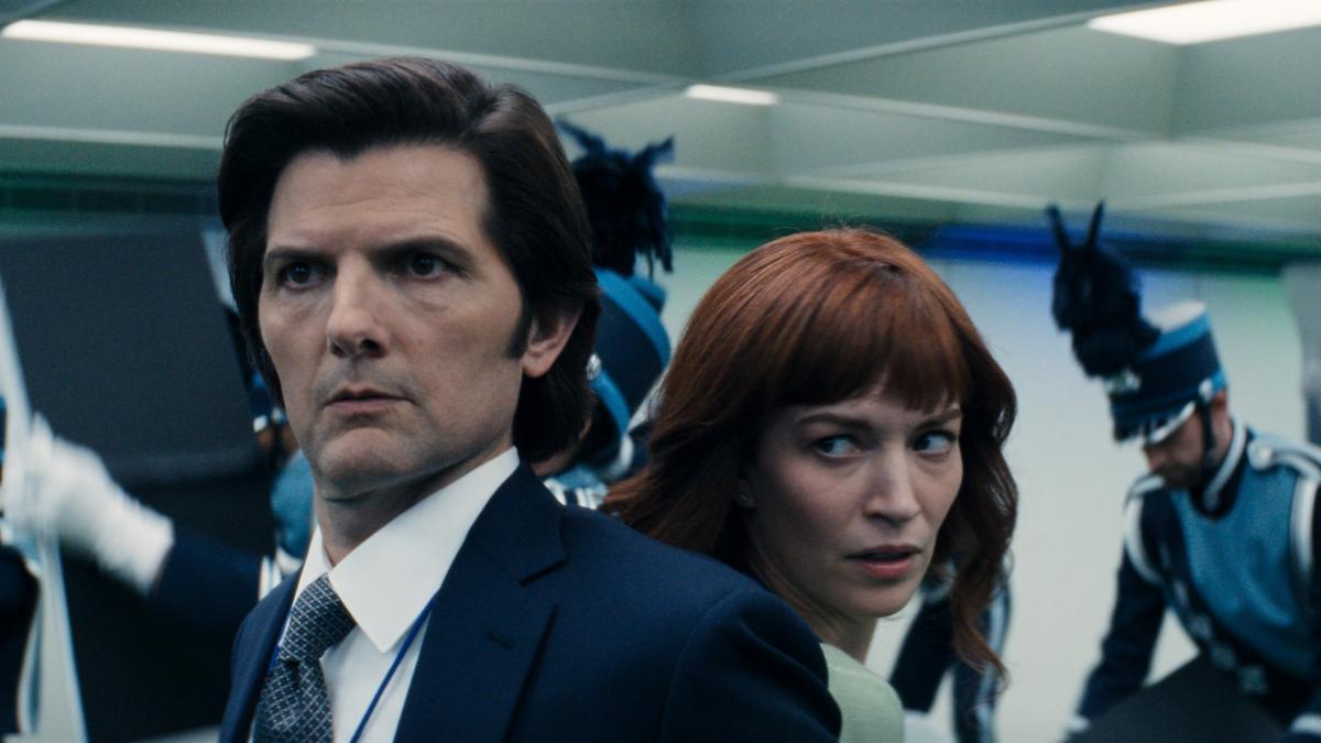 Adam Scott y Britt Lower, en una escena de la segunda temporada de ‘Separación’.