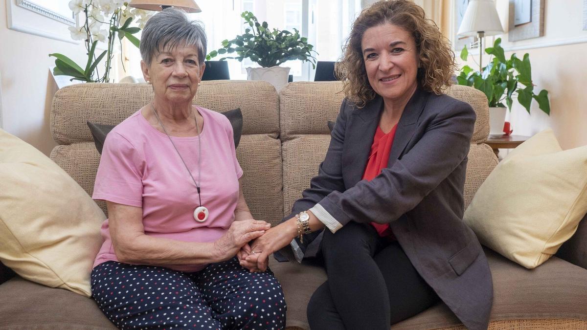 Mercedes y Ana Belén Otero, en el domicilio de la primera, donde cuida de su marido Francisco.