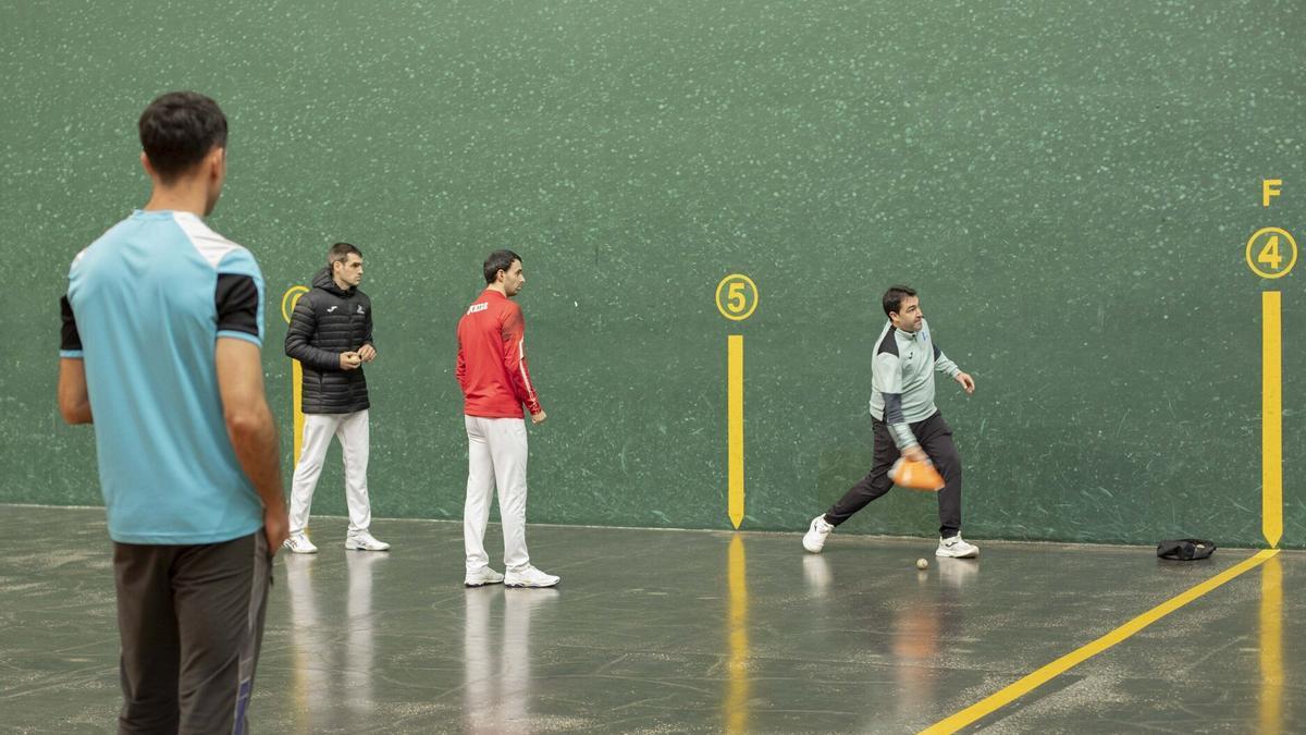 Altuna III-Ezkurdia y Laso-Albisu eligen material para la segunda jornada de la liguilla de semifinales del Campeonato de Parejas en el Ogueta de Gasteiz.