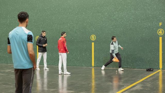 Altuna III-Ezkurdia y Laso-Albisu eligen material para la segunda jornada de la liguilla de semifinales del Campeonato de Parejas en el Ogueta de Gasteiz.